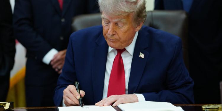 Trump: "Accordi commerciali con i Paesi del Golfo al posto della tassa del 20%". E  i prezzi del petrolio frenano dopo il 'ripensamento' del tycoon