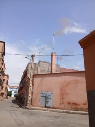 مواد ممنوعة لتشغيل حمام..مواطنون ينتقدون السلطات ويطالبون بتدخل والي جهة مراكش