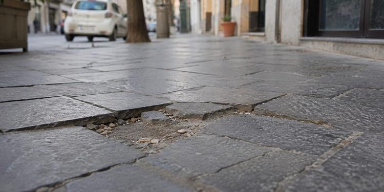 Palermo, donna cade per una buca: risarcimento di 800mila euro