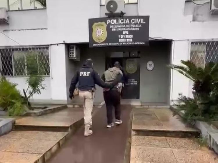Adolescente é abandonado na BR-290 durante viagem e pai é preso horas depois no RS, diz PRF