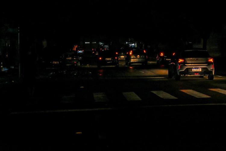 Protesto contra o apagão nas ruas escuras de Macapá: mais de cinco anos depois, Amapá ainda sofre com cortes de energia e preço alto da conta da luz (Foto: Rudja Santos / Amazônia Real - 07/11/2020)