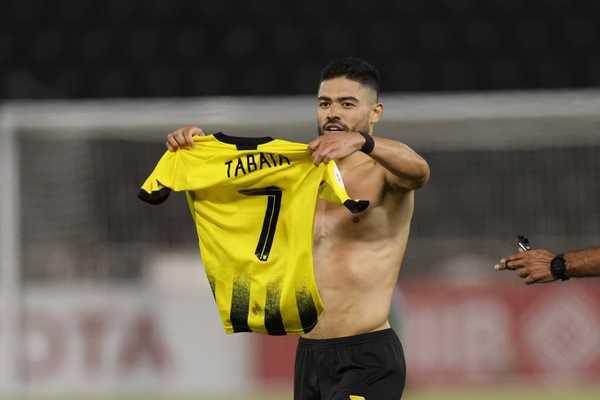 Dérbi no Catar: Bruno Tabata leva melhor sobre Róger Guedes na Copa do Emir