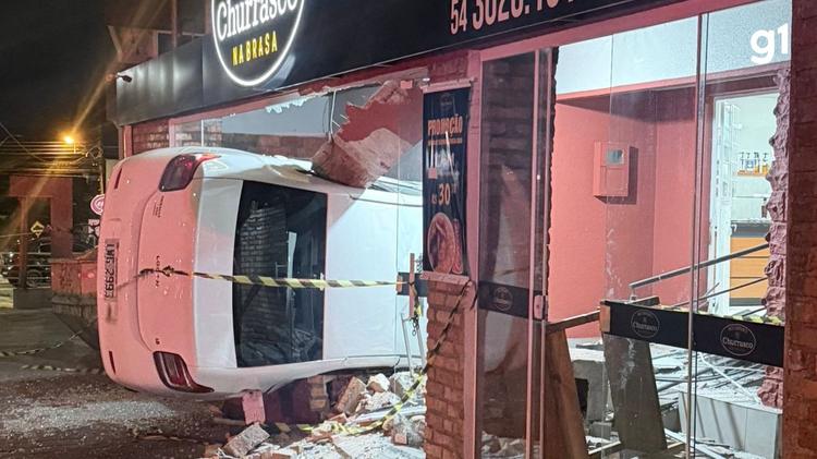 Motorista embriagado perde controle de carro e invade churrascaria na Serra Gaúcha