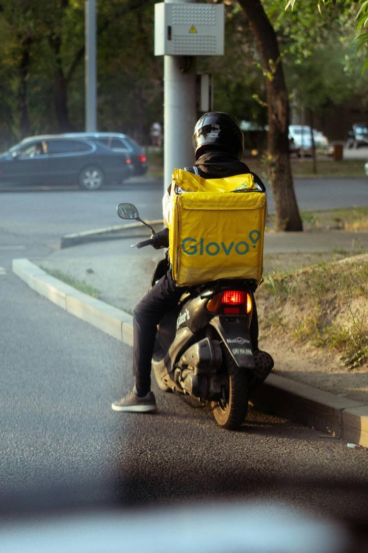 Rider, faro Antitrust su Glovo e Deliveroo. Ma Landini si defila