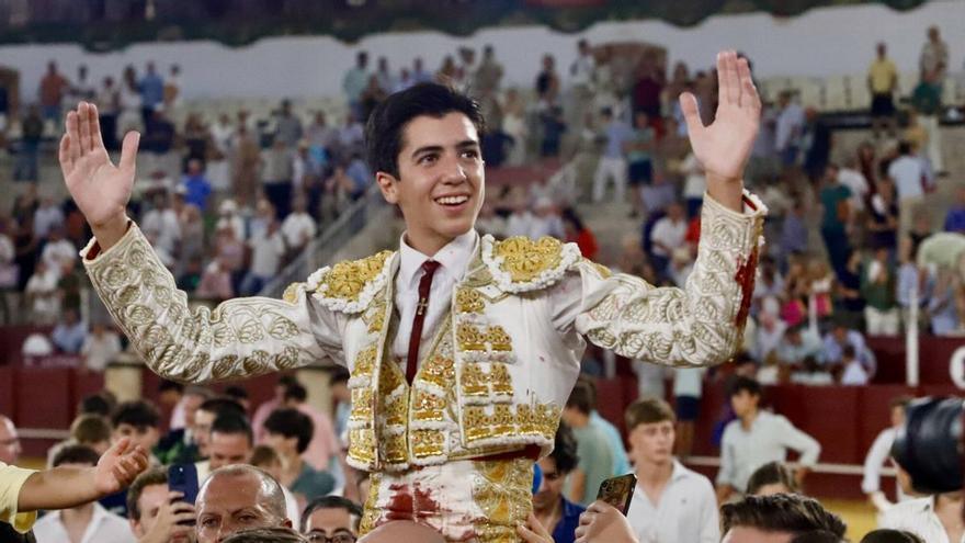 Marco Pérez abre la Puerta Grande en su debut en La Malagueta