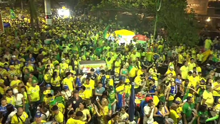 Apoiadores de Flávio Bolsonaro fazem ato em Maceió