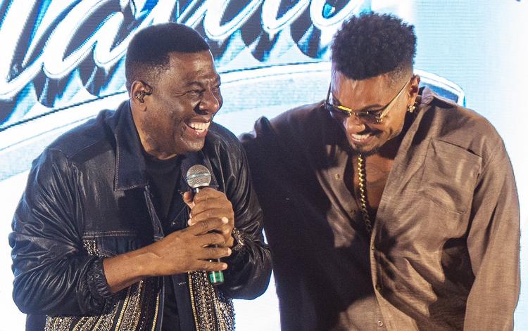 Naldo Benny recebe Netinho de Paula em casa para feats em dois sucessos do grupo de pagode Negritude Junior