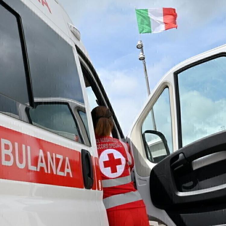 Tiene in braccio i tre figli e si getta dal balcone di casa, muoiono due bambini e la donna