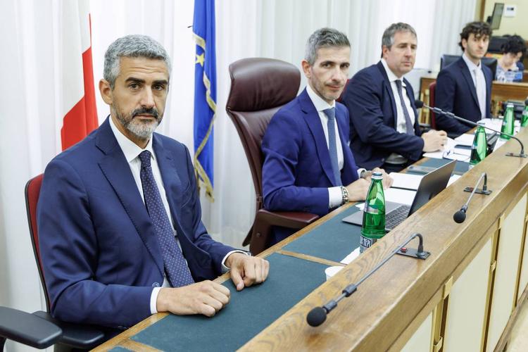 Covid, Fraccaro: "Mascherine non idonee? Non dissi nulla a nessuno"