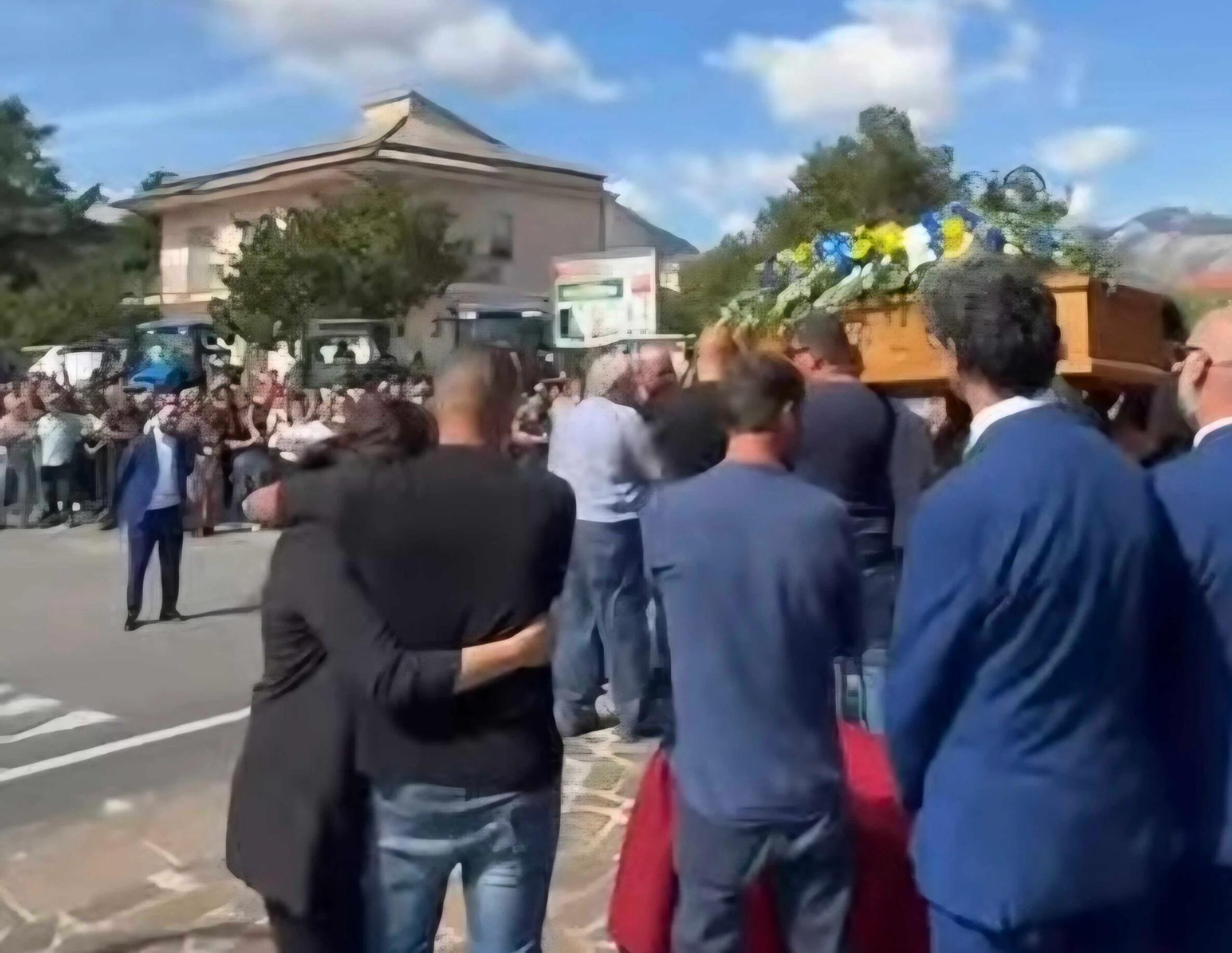 Teggiano si stringe attorno alla famiglia per l’addio a Marco Di Zeo, morto in un tragico incidente
