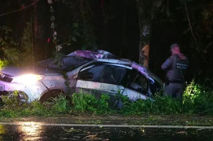 Mulher de 55 anos morre após perder controle do carro e bater contra árvore na RSC-377, entre Cruz Alta e Ibirubá