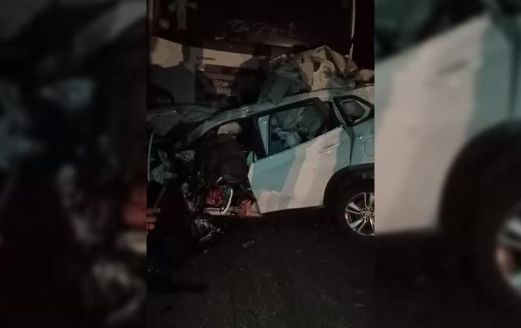 Motorista morre e outro fica ferido em batida envolvendo dois carros e um caminhão na Rodovia Lourenço Lozano