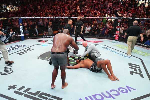 UFC: Lewis nocauteia Zé Colmeia e faz comemoração obscena