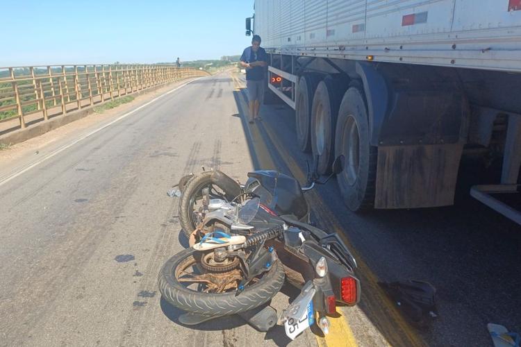 Acidente entre moto e carreta mata motociclista e deixa passageira e criança feridas na BR-070 em MT