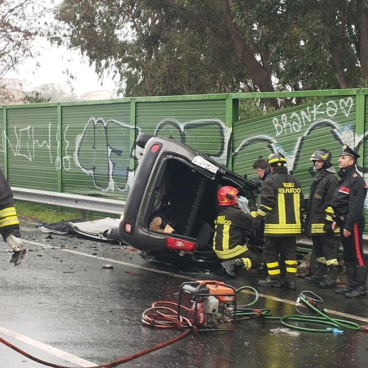 Un'auto si ribalta nel Foggiano, tre morti all'alba