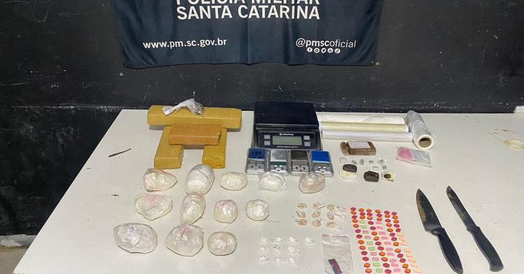 Mais de 3 kg de drogas são apreendidos após fuga de motociclista em Itajaí