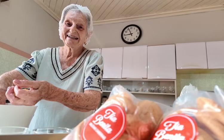 Aos 99 anos, idosa vira empreendedora com venda de bolachas e esbanja saúde no interior de SP