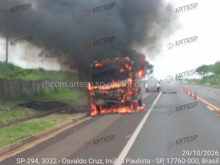 Micro-ônibus escolar pega fogo em rodovia do interior de SP; ninguém se feriu