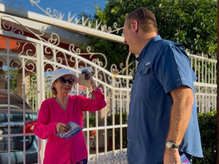 Carlos Olson realiza visitas vecinales y difunde apoyos públicos en Chihuahua