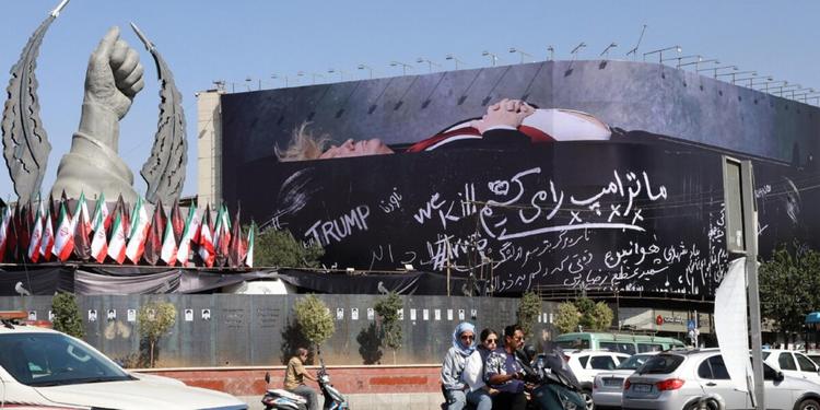 Paralisi a Hormuz, gli Usa non fermano i raid e preparano l'escalation. A Teheran enorme murale con Trump in una bara