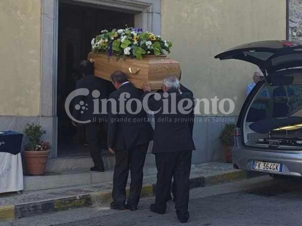 L’ultimo saluto a Gianluigi Maltese: commozione di Foria di Centola per il 36enne morto sulla Cilentana