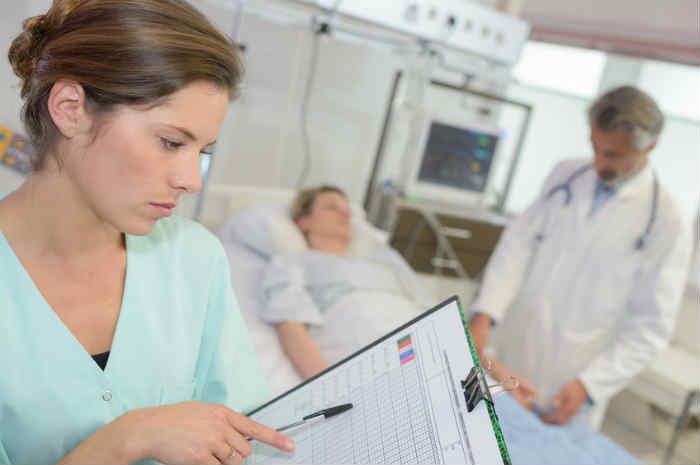 infermiera controlla cartella paziente