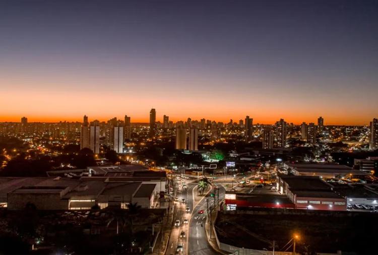 Cidade de terra vermelha e mistura de culturas ganha bolo de 32 metros pelos 127 anos