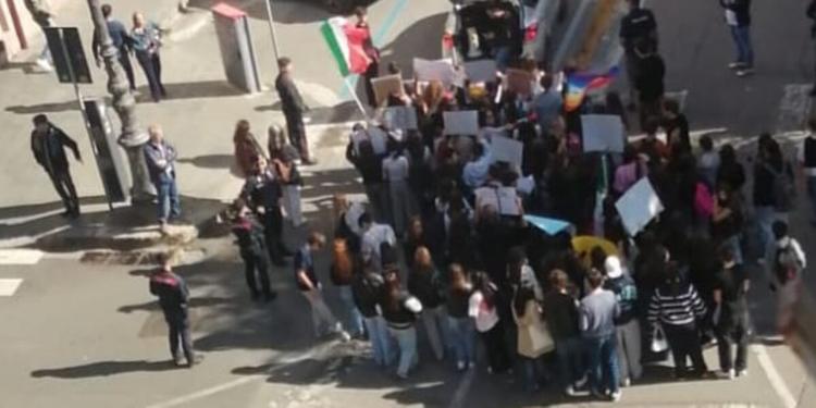 Studenti in piazza a Lamezia Terme per il carovita. Con loro anche gli agricoltori con i trattori