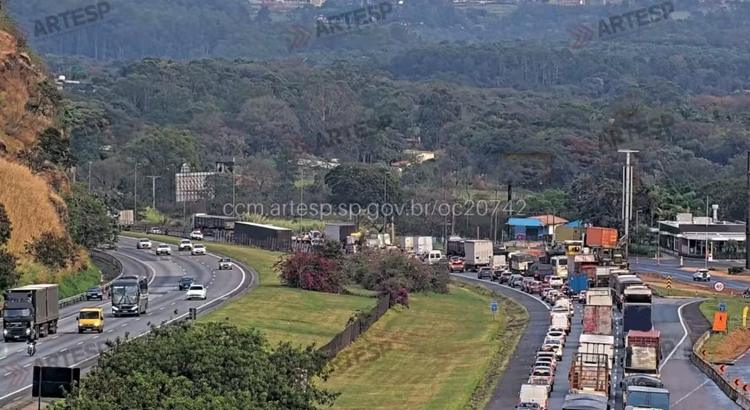 Batida entre dois carros e carreta deixa ferido e causa interdição na SP-280 em Itu