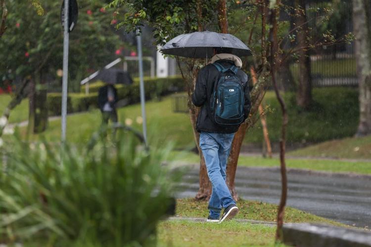 Frente fria deve trazer chuva e derrubar temperaturas no Vale e região a partir de domingo (3); veja a previsão