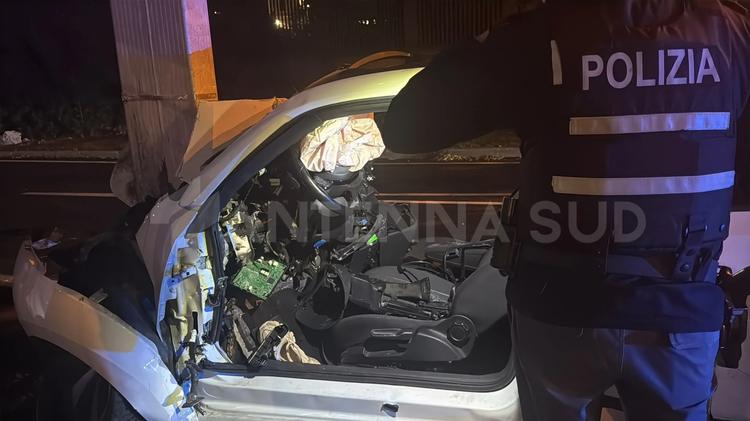 Taranto, due ragazzi si schiantano contro un palo. Entrambi in codice rosso
