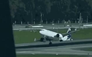 Avião que saiu do Brasil arremete ao tentar aterrissar em pista do aeroporto de Buenos Aires