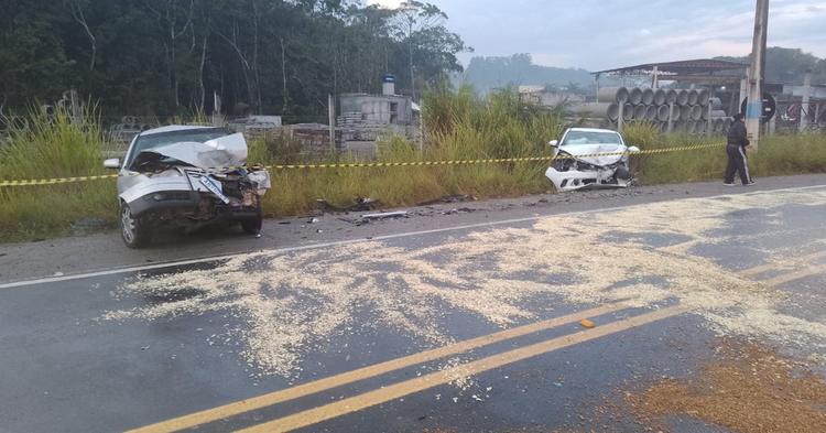 Motorista fica preso às ferragens após colisão frontal em Penha