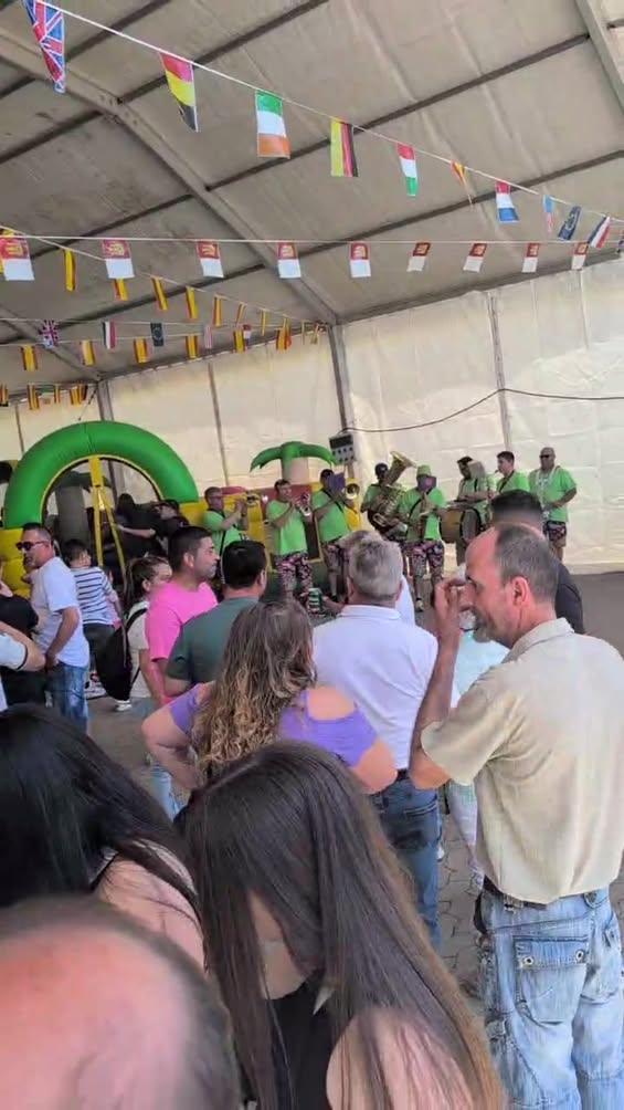 Ambientazo en ACECA, momentos antes de la degustación de las fabulosas migas acompañados por  ZIMBOMBAZO CHARANGA