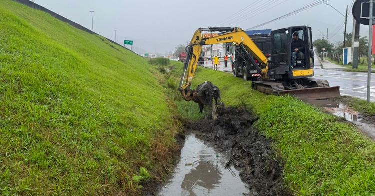 Limpeza de valas na Marginal Oeste em BC retira 18 caminhões de lodo e melhora escoamento da água