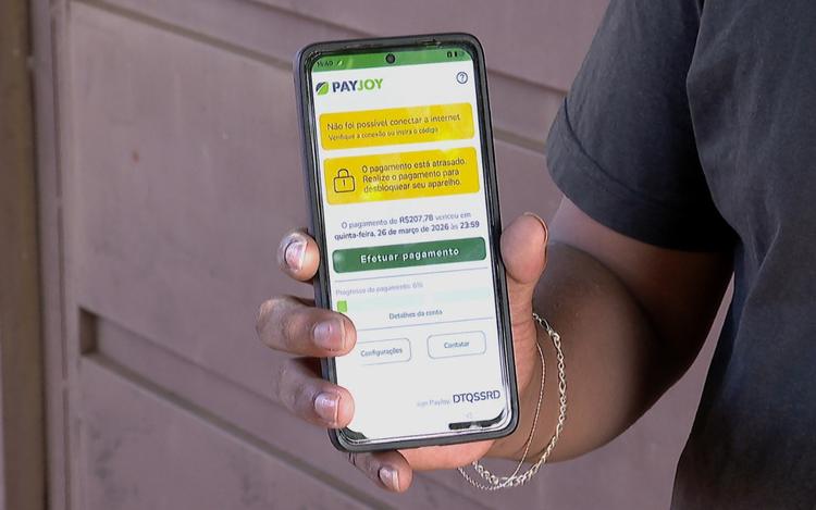 Mulher tem celular bloqueado após atrasar pagamento da última parcela; prática é ilegal, diz Procon