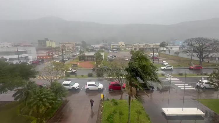 Temporais e rajadas de até 100 km/h atingem o Sul neste sábado; Centro-Oeste e Sudeste têm tempo seco