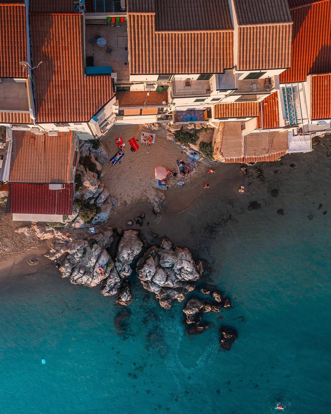La dolce vita? A Cefalù è fatta di mare, luce e quotidianità.✨ #visitcefalu