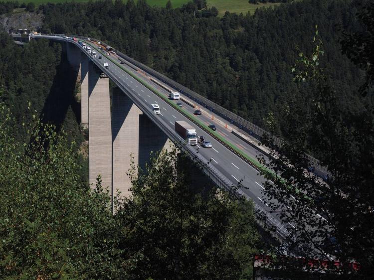 Ponte del 2 giugno, l’Austria chiude l’Autostrada del Brennero: ripercussioni e proteste