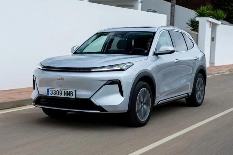 Moins de 35&nbsp;000&nbsp;€, 1&nbsp;055 km d’autonomie et intérieur premium&nbsp;: le Geely Starray EM-i peut-il détruire le Peugeot 3008&nbsp;?
