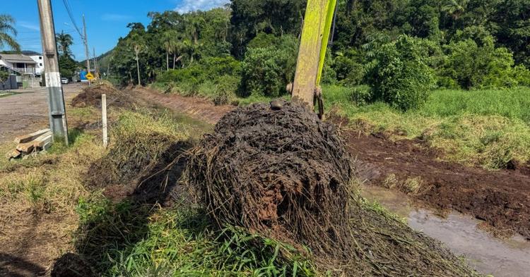 Mais de 3,6 mil m³ de sedimentos são retirados de rios e 1,6 mil bocas de lobo são limpas em BC