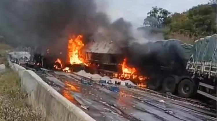 Motorista morre em acidente entre duas carretas e um caminhão na BR-251, em Francisco Sá