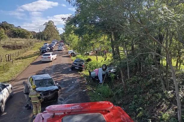 Homem morre e quatro pessoas ficam feridas em acidente com quatro veículos na RS-561, em São Nicolau
