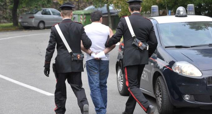 Lusciano, prova ad attivare carta Postepay con documenti falsi: arrestato 21enne