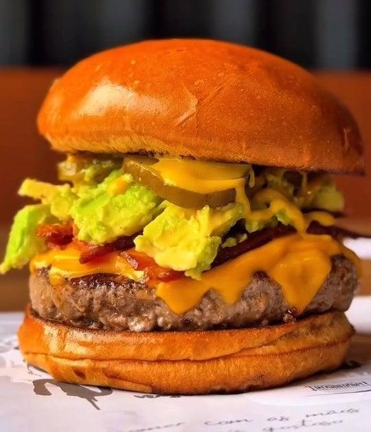 Hamburgueria que atendeu o Guns N' Roses em Porto Alegre fixa pedido da banda no cardápio