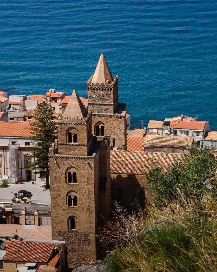 Da quassù Cefalù mostra tutta la sua meraviglia. La maestosa Cattedrale incontra l’azzurro del mare in uno dei panorami ...
