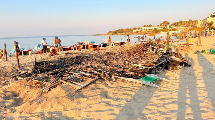 Marina di Pulsano: incendio divora ombrelloni e sdraio: attrezzatura completamente distrutta