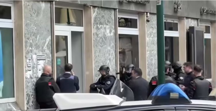 Assalto alla banca nel cuore di Napoli. Liberati i 25 ostaggi ma i rapinatori non si arrendono. Ispezione nella rete fognaria