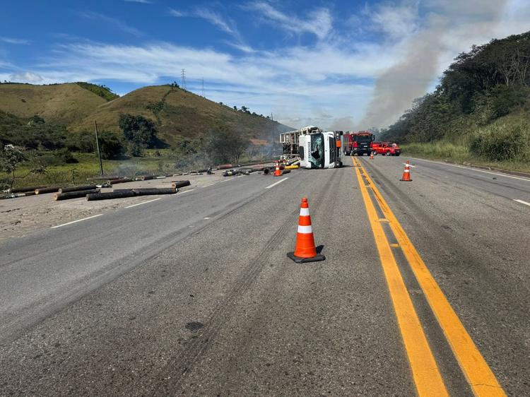BR-040 é totalmente liberada em Juiz de Fora após retirada de carreta com cilindros de gás que tombou