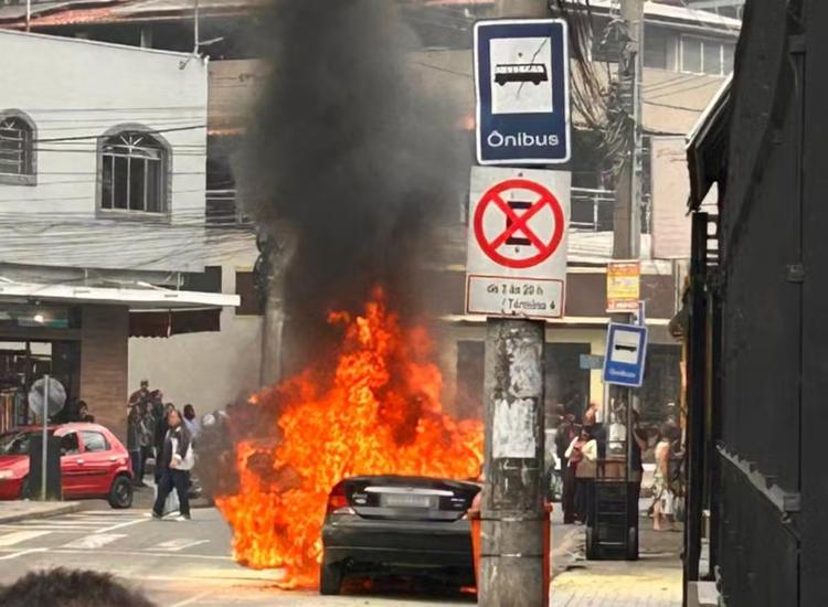 Carro pega fogo e fica destruído durante teste após manutenção em Juiz de Fora; VÍDEO